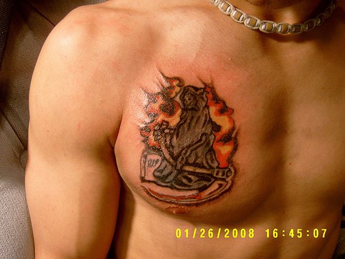 Tattoo von Sensenmann in Flamme auf der Brust