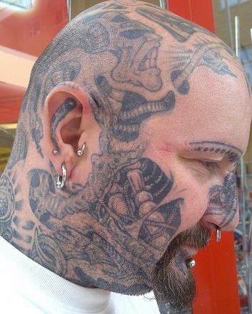 Mostruoso tatuaggio su tutta testa
