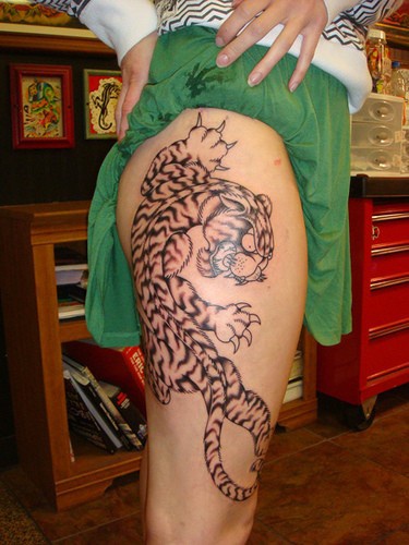 Tattoo am Bein, wütender, zähnetragender schwarzweisser Tiger
