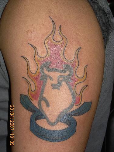 taurus simbolo toro tatuaggio sulla spalla
