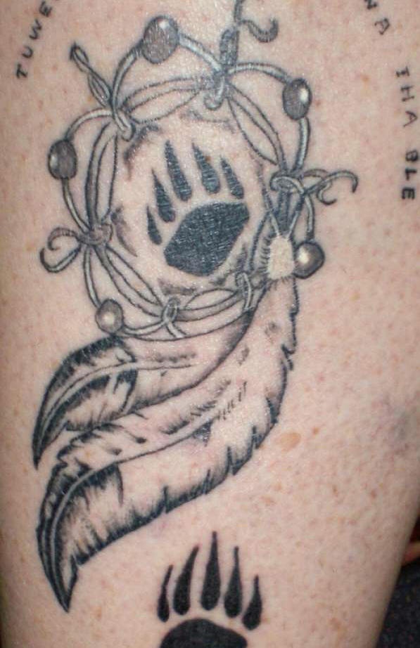 zampa stampata di orso caccitore di sogni tatuaggio