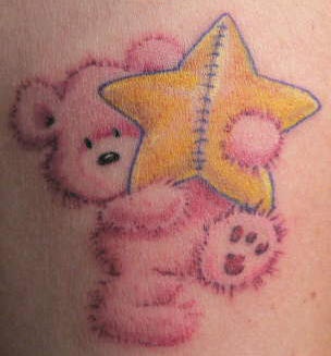 Farbiges Tattoo mit Teddybär und Stern in seinen Pfoten