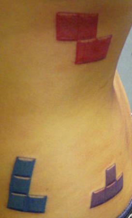 tatuaje colorido en el lateral de rompecabezas Tetris