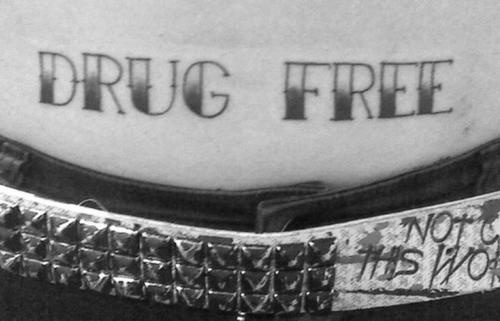 Bauch Tattoo mit schwarzweißer Inschrift &quotDrug free"