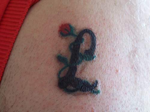Kleine Rose und Initiale Tattoo