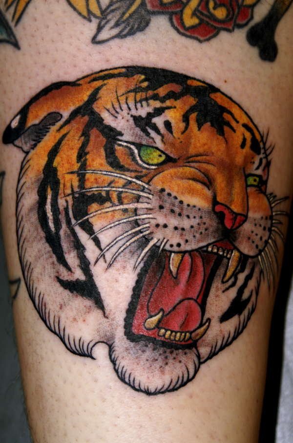 Tatuaje de cabeza del tigre rugiendo