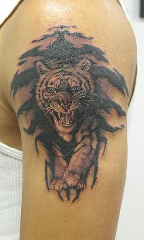 Tiger kriecht aus Dunkelheit Tattoo