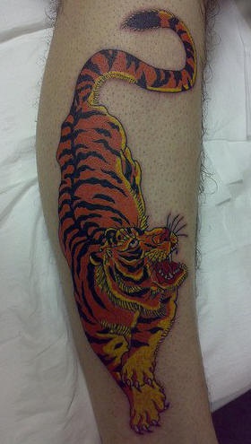 Tatuaje del tigre asiático en el brazo