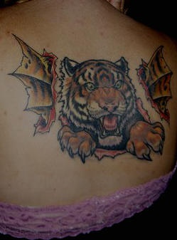 Tatuaje en la espalda tigre con alas del dragón