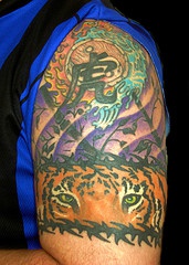 Ojos del tigre con jeroglíficos en tatuaje