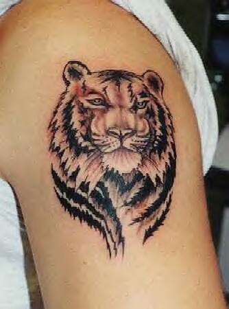 Cabeza del tigre tatuaje en tinta negra en el hombro