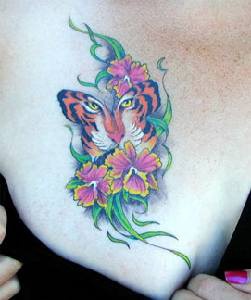 Impresionante tatuaje en color tigre en tracería floral