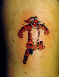 Pequeño tatuaje del tigre del winnie the pooh