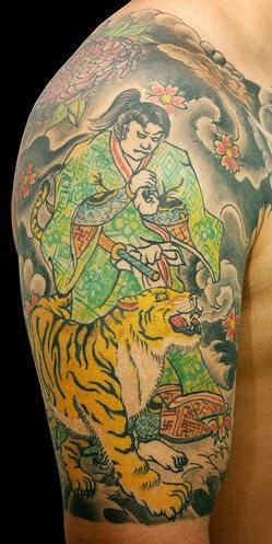 Samurai mit Tiger farbiges Tattoo