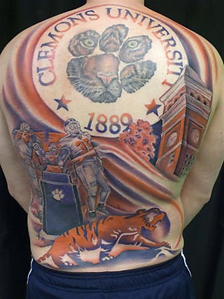 Logo de la universidad de Clemons tatuaje en color en la espalda