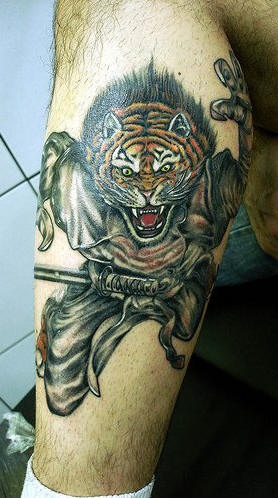 Tiger Samurai Tattoo am Bein