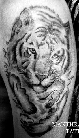 Tigre entre las olas marinas tatuaje en tinta negra