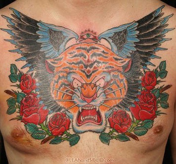 Tatauje en el pecho tigre con alas y rosas