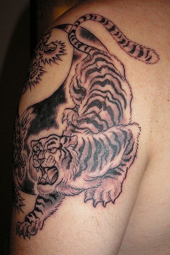 Tatuaje estilo asiático tigre negro en el hombro