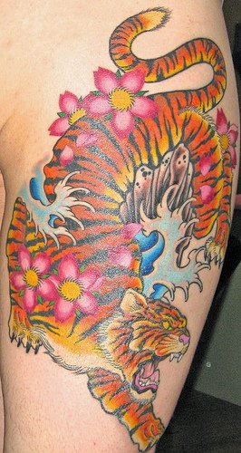 Tiger und Blüten farbiges Tattoo