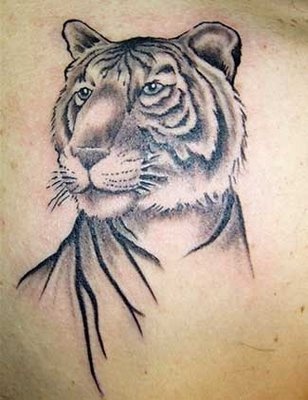 Tatuaje con cabeza del tigre en tinta negra