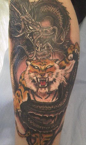 Tigre y dragón negro tatuaje en color