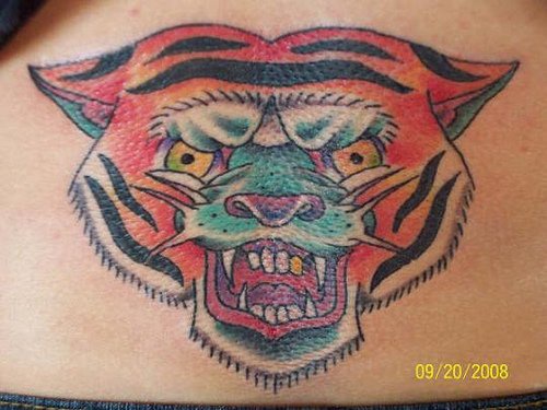 Cabeza del tigre severo tatuaje en color