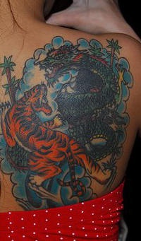 Tiger und Drache kämpfen Tattoo