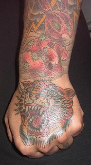 Imagen del tigre con liebre tatuaje ne color