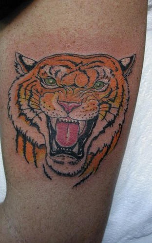 Tatuaje clásico cabeza del tigre rugiendo