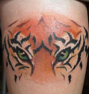 Bonito tatuaje los ojos del tigre en color