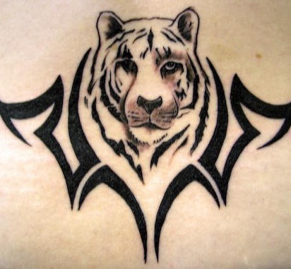 Cabeza del tigre estilo tribal tatauje en tinta negra