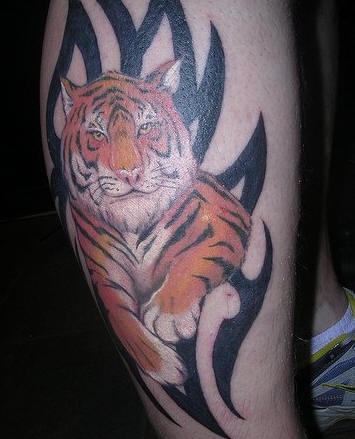 Precioso tatuaje del tigre al fondo del símbolo tribal