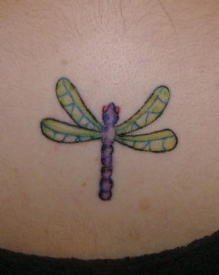 piccolo disegno di libellula viola tatuaggio