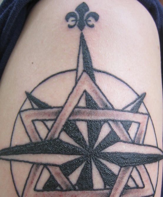 Tatuaje flor de lis sobre una estrella