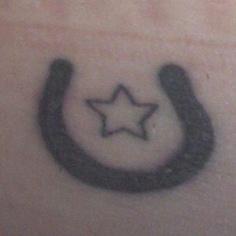 Tatuaje pequeño de una herradura con una estrella