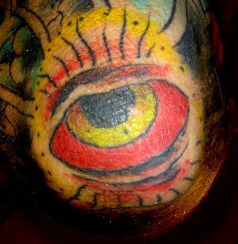 tradizionale tatuaggio con occhio rosso