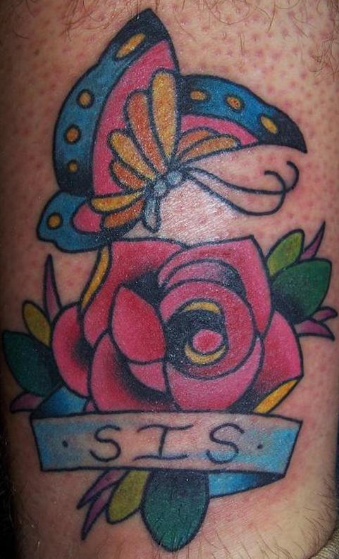 Tatuaje de la mariposa en la rosa con iniciales