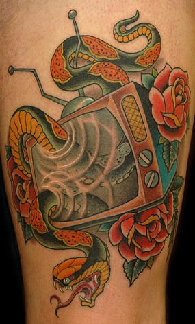 Le tatouage d&quotun serpent traditionnel avec un tv