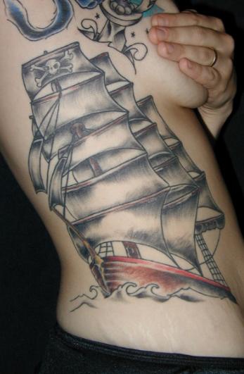 Großes traditionelles Tattoo von Schiff an der Seite
