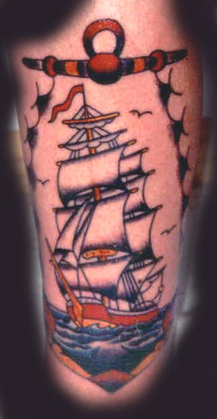 Traditionelles Tattoo-Bild von großem farbigem Schiff