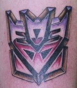 el tatuaje del logotipo de los transformers