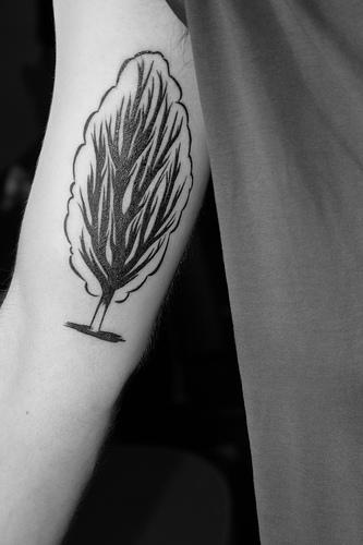 Tatuaje en el brazo, árbol negro con follaje blanco