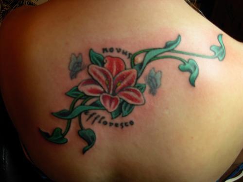 Tatuaggio grande sulla schiena il fiore & le foglie verde