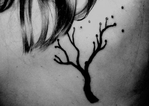Schwarzes Schulterblatt Tattoo von einsamem Baum