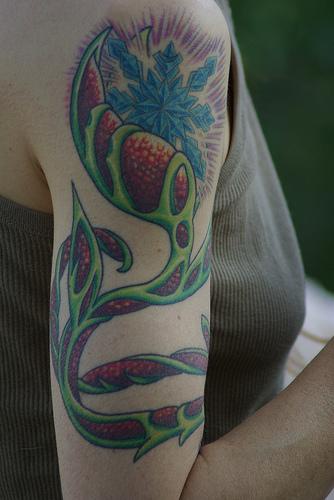 Tatuaggio grande sul braccio la pianta colorata