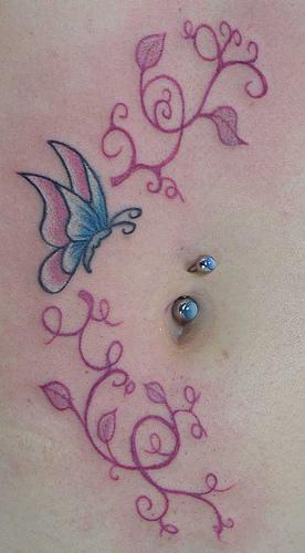 el tatuaje femenino de la mariposa azul con una traceria hecho alrededor de ombligo