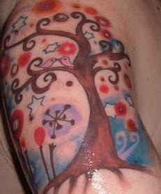 el tatuaje de un arbol magico hecho en color