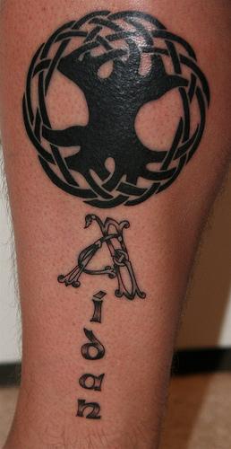 el tatuaje simbolico de un arbol heccho en tinta negra