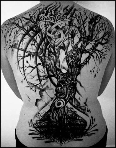 el tatuaje grande de arbol con un simbolo celtico de nudo hecho a toda la espalda